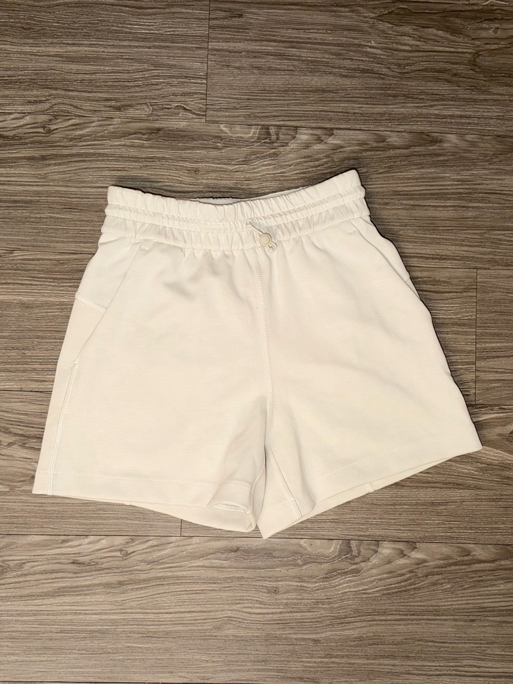 Lululemon Soft stream Women’s White/Cream Shorts Size 0
